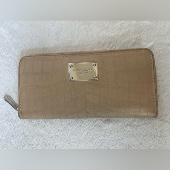 Michael Kors croc embossed Wallet GUC - Picture 11 of 11